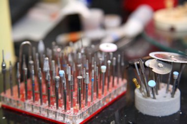 Diş kaplamaları ve seramiklerden yapılmış takma dişler. Alçı diş kalıplarının taranması. Diş kliniğinde seramik protez üretimi. İmplantlar için seramik diş başlıkları.