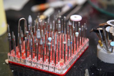 Diş kaplamaları ve seramiklerden yapılmış takma dişler. Alçı diş kalıplarının taranması. Diş kliniğinde seramik protez üretimi. İmplantlar için seramik diş başlıkları.