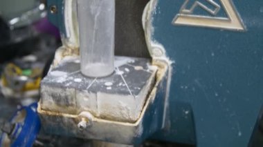 Diş teknisyeni diş kaplaması ve protez kalıpları üzerinde çalışıyor. Diş kliniğinde seramik protez üretimi. İmplantlar için seramik diş başlıkları. 