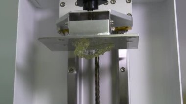 3 boyutlu bir yazıcıda diş kaplaması baskısı. Diş kliniğinde seramik protez üretimi. İmplantlar için seramik diş başlıkları. 
