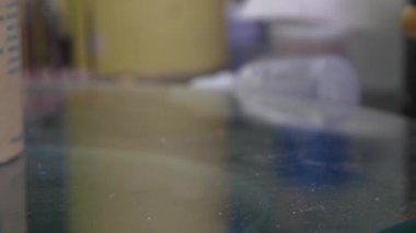 Diş teknisyeni diş kaplaması ve protez kalıpları üzerinde çalışıyor. Diş kliniğinde seramik protez üretimi. İmplantlar için seramik diş başlıkları. 