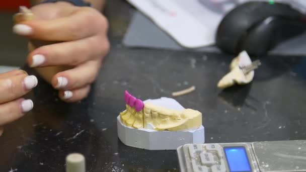 Tandtekniker Arbetar Med Formar Tandkronor Och Proteser Tillverkning Keramiska Proteser — Stockvideo