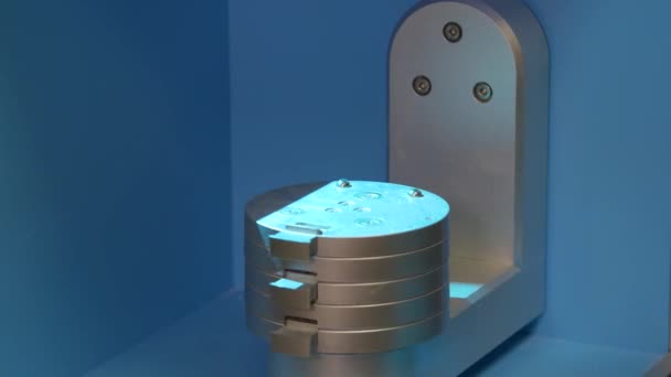 在用于制造假牙的3D扫描仪上扫描铸件 在牙科诊所制造陶瓷假牙 植入物用陶瓷牙冠 — 图库视频影像