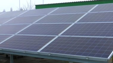 Video Set: Kışın sahada güneş panelleri. Kışın bulutlu bir günde güneş bitkisi. Güneş panelleri güneş ışığından elektrik üretmek için kullanılır. Kışın güneş panelleri.