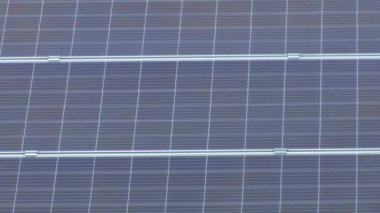 Video Set: Kışın sahada güneş panelleri. Kışın bulutlu bir günde güneş bitkisi. Güneş panelleri güneş ışığından elektrik üretmek için kullanılır. Kışın güneş panelleri.
