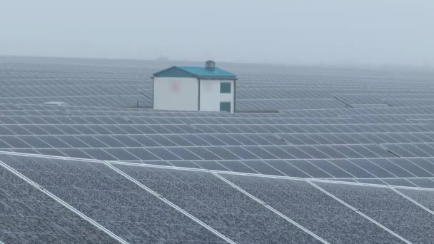 Conjunto Vídeo Painéis Solares Inverno Planta Solar Inverno Dia Nublado — Vídeo de Stock
