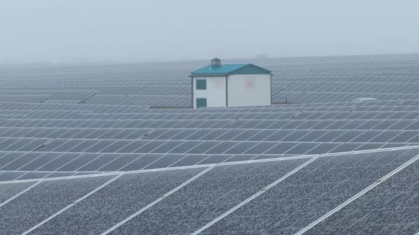 Набір Відео Сонячні Панелі Взимку Сонячна Електростанція Взимку Похмурий День — стокове відео