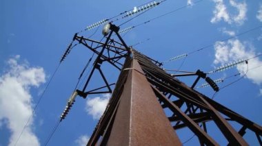 Yüksek voltaj iletim hattı. Mavi gökyüzüne karşı yüksek voltajlı güç pilonları. Yüksek voltaj güç hattı.