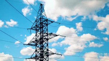 Yüksek voltaj iletim hattı. Mavi gökyüzüne karşı yüksek voltajlı güç pilonları. Yüksek voltaj güç hattı.