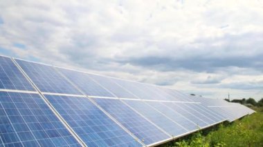 Kırsal bir alana güneş panelleri kuruldu. Bir alandaki güneş enerjisi santrali.