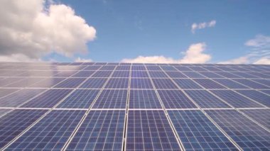 Kırsal bir alana güneş panelleri kuruldu. Bir alandaki güneş enerjisi santrali.