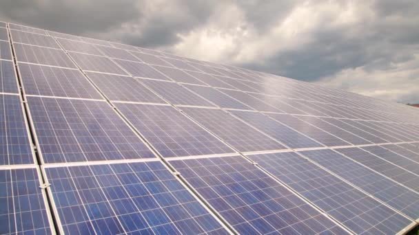 Sonnenkollektoren Einer Ländlichen Gegend Installiert Solaranlage Auf Einem Feld — Stockvideo