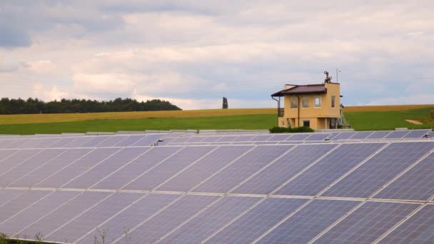 Сонячні Панелі Встановлені Сільській Місцевості Сонячна Електростанція Полі — стокове відео