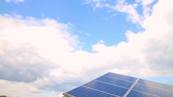 Solpaneler Installerade Landsbygden Solkraftverk Ett Fält — Stockvideo