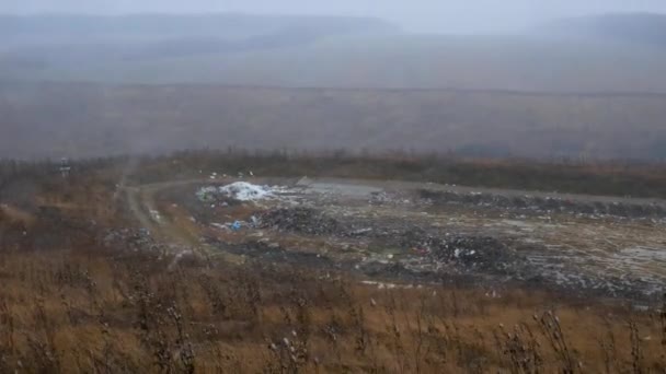 ゴミダンプ 無許可の廃棄物ダンプ ぬれた雪が降っている — ストック動画
