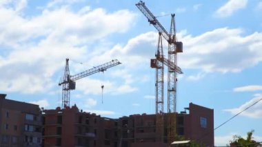 Evin inşaat çalışma crane. Şantiye ile gökyüzü arka plan üzerinde Vinçler.