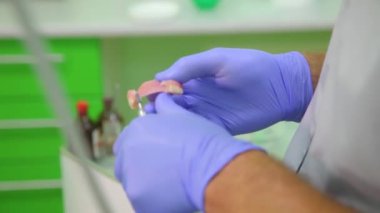 Diş kaplamaları ve seramiklerden yapılmış takma dişler. Alçı diş kalıplarının taranması. Diş kliniğinde seramik protez üretimi. İmplantlar için seramik diş başlıkları.