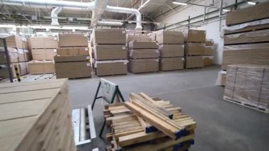 Ahşap döşeme ve kaplama döşeme fabrikası. Parke tahtalı taşıyıcı. Tamamlanmış kaplama döşeme deposu.
