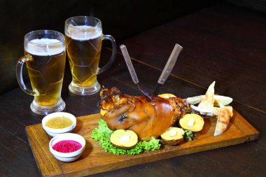 Fırında domuz budu. Fırında pişirilmiş domuz budu. Bira için Shank..