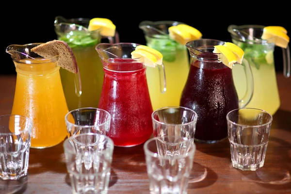 Limonata sürahi ve limon nane kapalı tablo ile. Berry limonata. Susuzluğunu ve serinletici içecekler. Soğuk limonata.