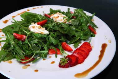 Roka salatası, krem peynir ve çilek. Roka ve çilekli salata. Rucola ve çilek..