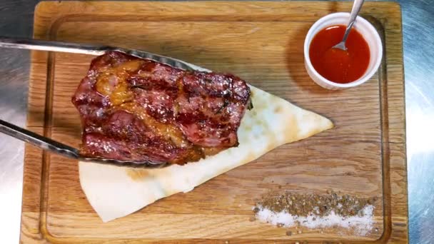 Steak Boeuf Moyen Rare Sur Une Planche Bois Avec Sauce — Video