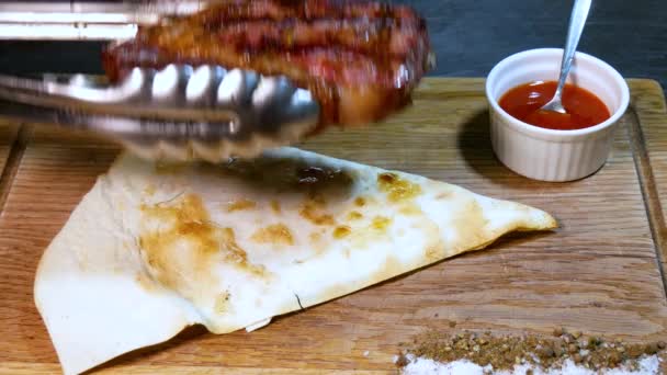 Bistecca Manzo Medio Rara Una Tavola Legno Con Salsa Deliziosa — Video Stock