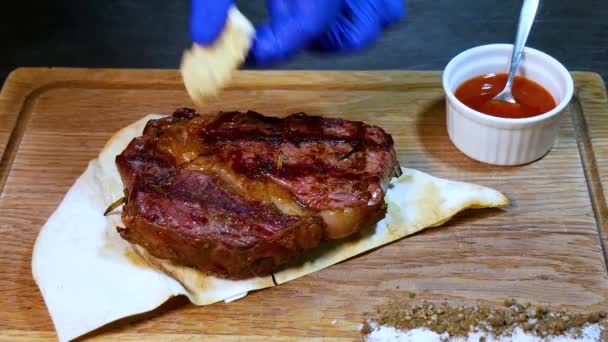 ソース付きの木製ボードのメディアレアビーフステーキ おいしいステーキ ゴージャスに優しいステーキ — ストック動画