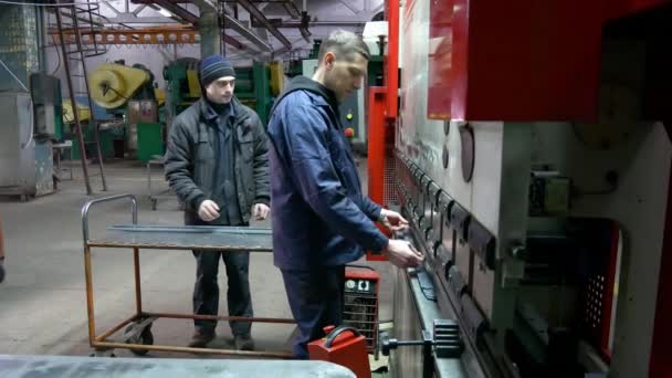 Vinnytsia Ukraine Lutego 2024 Prasa Hydrauliczna Fabryki Pieczęć Elementów Blachy — Wideo stockowe