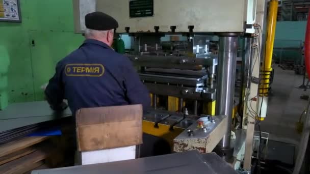Vinnytsia Ukraine Februari 2024 Fabriekshydraulische Pers Stempelen Van Plaatstalen Onderdelen — Stockvideo