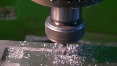 Turner 'lar ve değirmenciler makinelerde çalışır. Makineler parçaları çıkarıyor. Fabrikadaki bir atölyedeki makineleri değirmen ve torna makineleri.