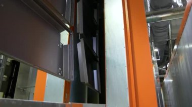 Taşıyıcı hat boyası. Fabrikadaki boyacı. Damgalı parçalar boyanıyor. Metal ürünlerinin damgalı parçaları fabrikada boyanır..