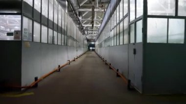 Fabrikadaki forklift yolu. Üretim tesisinde forkliftler için koridor. Fabrika salonları, kamyonlar ve forkliftler için bir koridor ile ayrılır.. 