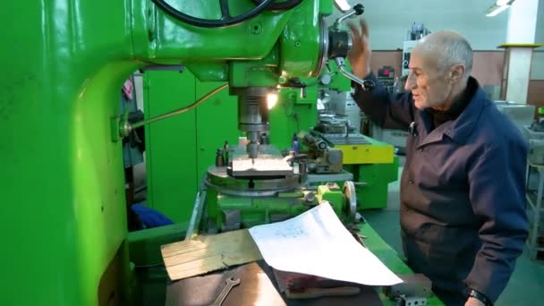 Vinnytsia Ukraine Şubat 2024 Turner Lar Değirmenciler Makinelerde Çalışıyor Makineler — Stok video