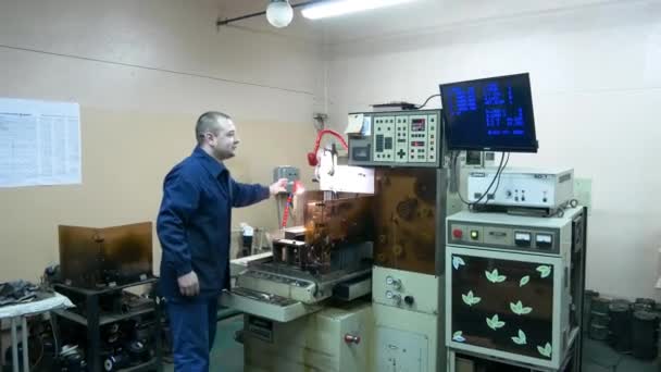 Vinnytsia 우크라이나 2024년 14일 터너와 밀러는 기계에서 작동합니다 기계는 부품을 — 비디오