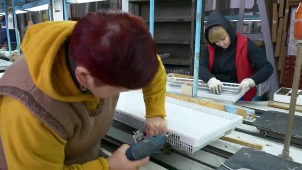 Vinnytsia Ukraine Februari 2024 Fabriken Monteringen Elektriska Värmare För Hand — Stockvideo