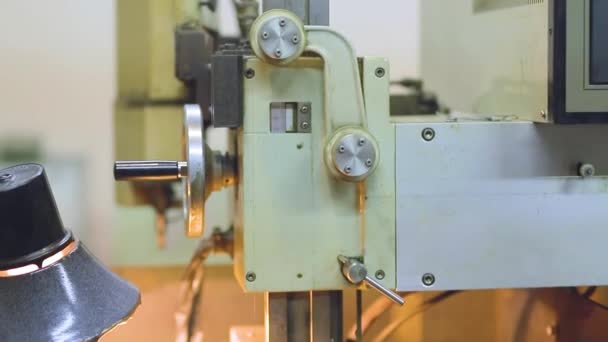 Turner Lar Değirmenciler Makinelerde Çalışır Makineler Parçaları Çıkarıyor Fabrikadaki Bir — Stok video