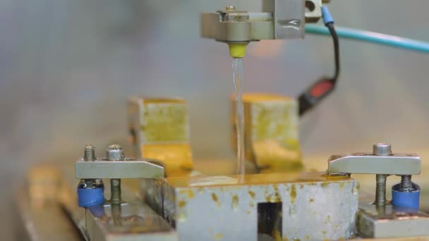 纺纱机和纺纱机在机器上工作 这些机器正在生产零件 工厂车间的铣床和车床 — 图库视频影像