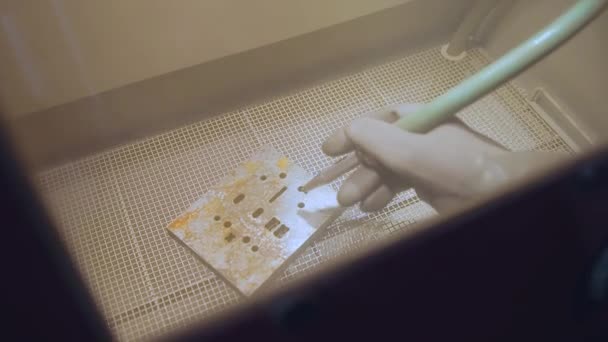 Kum Temizleme Özel Bir Kutuda Paslı Bir Demir Parçasını Kumlamak — Stok video