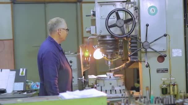Vinnytsia Ukraine Φεβρουαρίου 2024 Turners Millers Work Machines Μηχανήματα Βγάζουν — Αρχείο Βίντεο