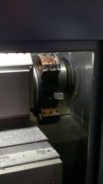 Turner 'lar ve değirmenciler makinelerde çalışır. Makineler parçaları çıkarıyor. Fabrikadaki bir atölyede torna makinesi değirmeni ve torna makinesi. Dikey video.