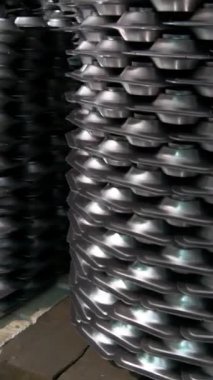 Elektrikli ısıtıcılar ve yağ ısıtıcıları için radyatör üretiyorum. Petrol ısıtıcısı üretiyorum. Dikey video.