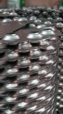 Elektrikli ısıtıcılar ve yağ ısıtıcıları için radyatör üretiyorum. Petrol ısıtıcısı üretiyorum. Dikey video.