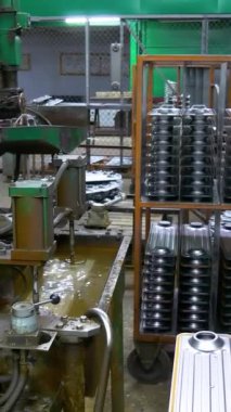 Elektrikli ısıtıcılar ve yağ ısıtıcıları için radyatör üretiyorum. Petrol ısıtıcısı üretiyorum. Dikey video.