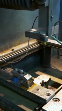 Turner 'lar ve değirmenciler makinelerde çalışır. Makineler parçaları çıkarıyor. Fabrikadaki bir atölyede torna makinesi değirmeni ve torna makinesi. Dikey video.