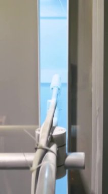 Taşıyıcı hat boyası. Fabrikadaki boyacı. Damgalı parçalar boyanıyor. Metal ürünlerin damgalı parçaları fabrikada boyanır. Dikey video.