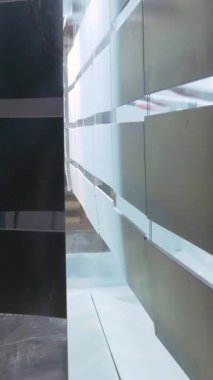 Taşıyıcı hat boyası. Fabrikadaki boyacı. Damgalı parçalar boyanıyor. Metal ürünlerin damgalı parçaları fabrikada boyanır. Dikey video.