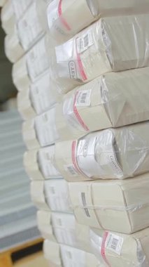 Fabrikada bitmiş malzeme deposu. Endüstriyel depo Ambalaj malzemeleri ve malzemeler bir depoda yere saçıldı. Dikey video.