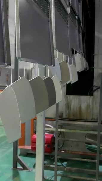 Lukisan Garis Conveyor Toko Cat Pabrik Bagian Yang Dicat Sedang — Stok Video