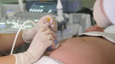 Amniyotik sıvı testi. Amniyosentez. Hamile bir kadının cenininin ultrason muayenesi. Ultrasonik tarayıcı.